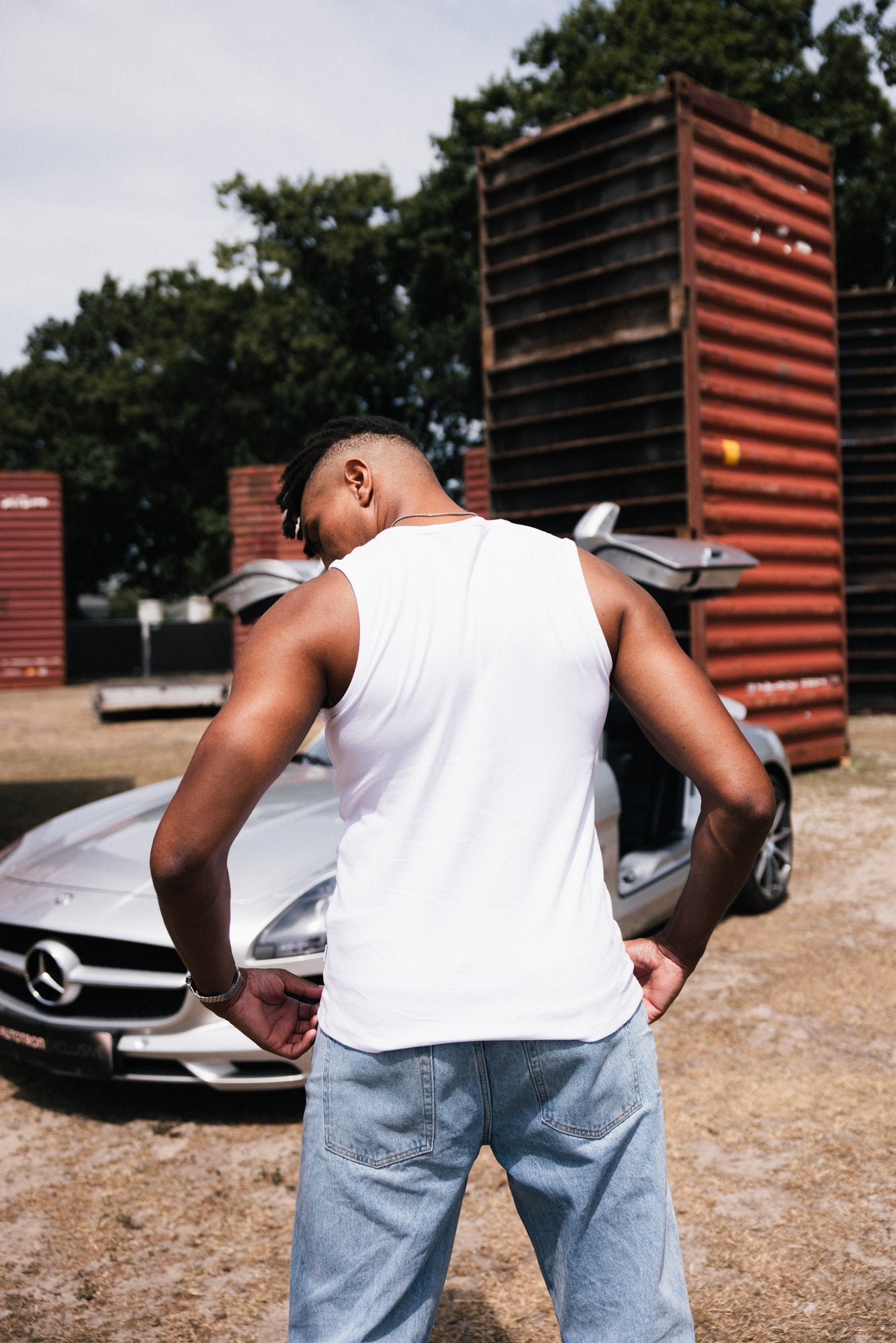 WHITE SLEEVELESS