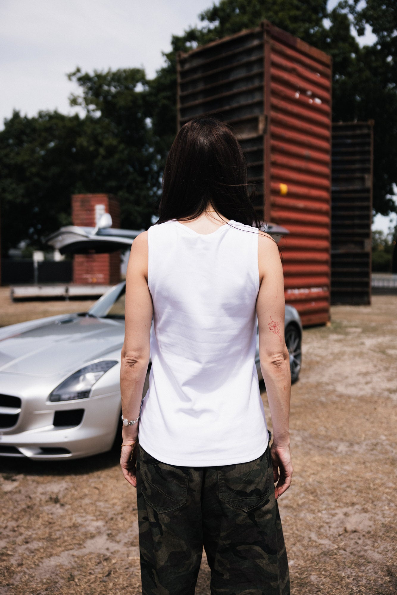 WHITE SLEEVELESS